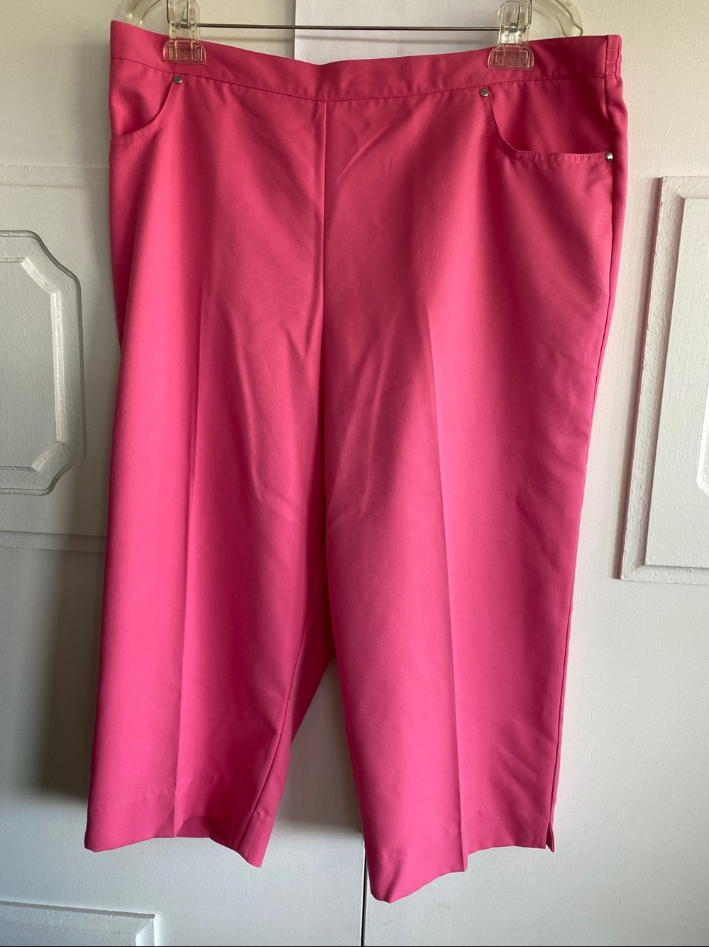 Alfred Dunner NWT Bright Pink Pull-On Capri Pants with Pocket Studs